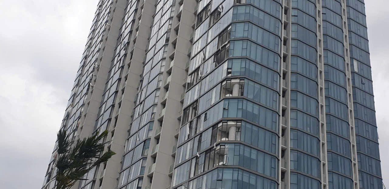Tòa nhà À La Carte Hạ Long bị bão số 3 phá tan một loạt cửa kính. Ảnh: Nguyễn Hùng