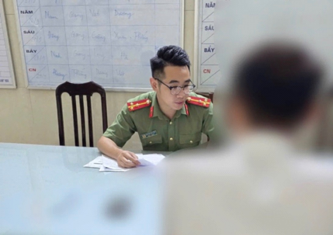 Công an TP Hà Nội làm việc với 1 trường hợp sử dụng tài khoản Facebook cá nhân để "báo chốt". Ảnh: Công an TP Hà Nội