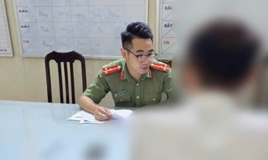 Công an TP Hà Nội làm việc với 1 trường hợp sử dụng tài khoản Facebook cá nhân để "báo chốt". Ảnh: Công an TP Hà Nội