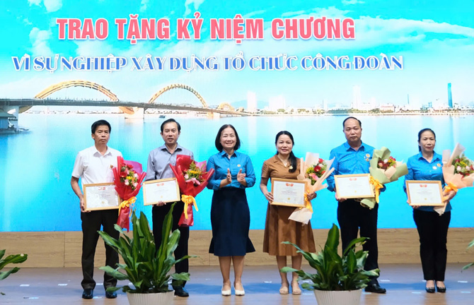 LĐLĐ quận Liên Chiểu, Đà Nẵng trao tặng Kỷ niệm chương “Vì sự nghiệp xây dựng tổ chức Công đoàn” cho các cá nhân. Ảnh: Trà Vân
