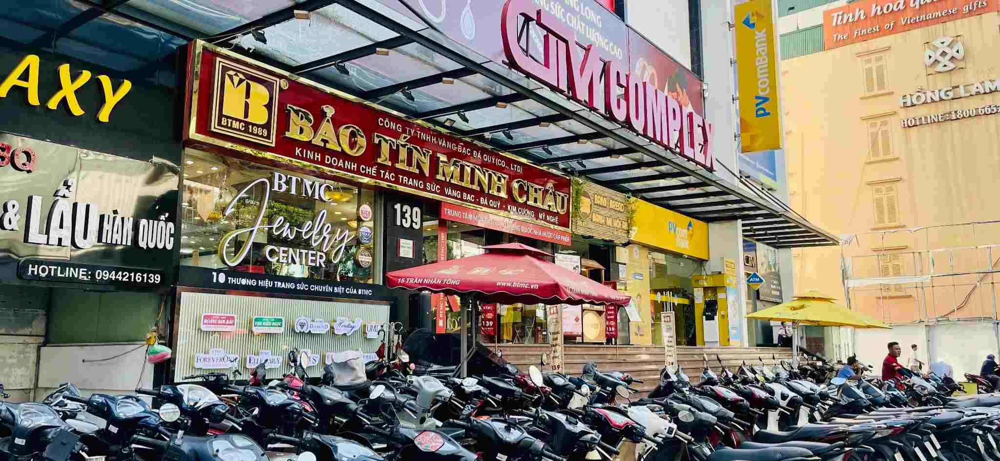 Bao Tin Minh Chau gold shop in Cau Giay at 3pm on October 3, many people came to buy gold but there was none even though the price of gold was high. Photo: Ha Le