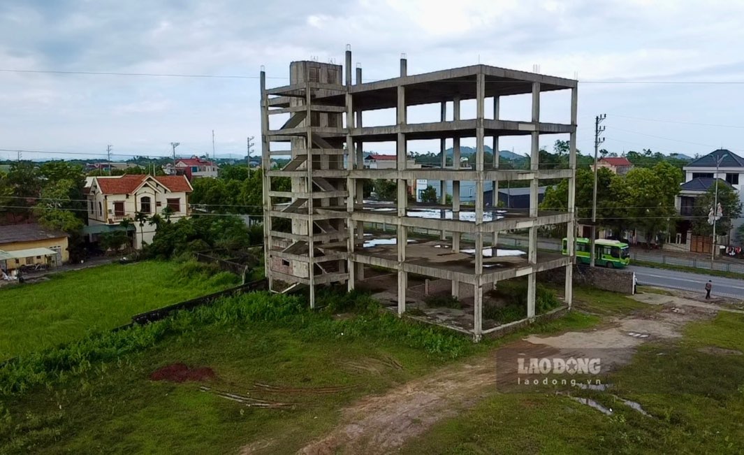 The billion-dollar hospital in Thai Nguyen is in ruins. Photo: Viet Bac.