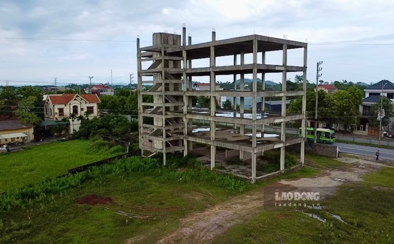 The billion-dollar hospital in Thai Nguyen is in ruins. Photo: Viet Bac.