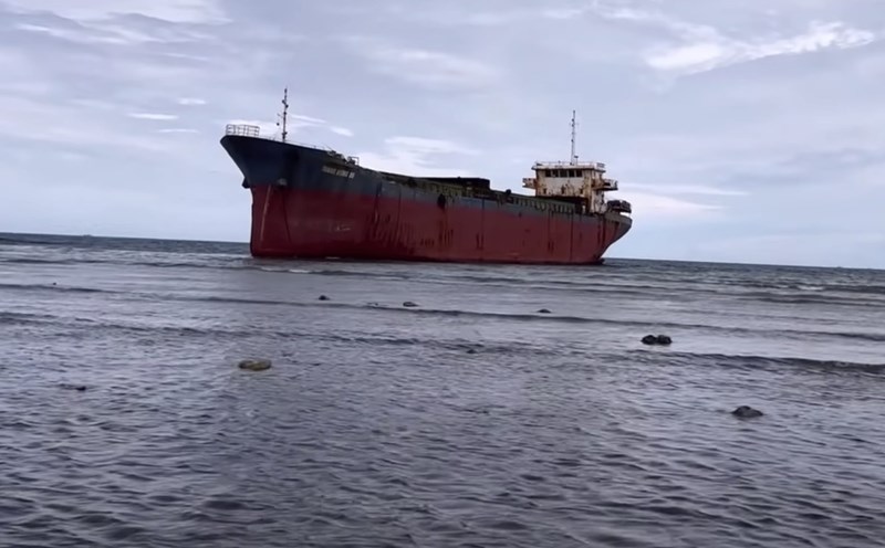 The ghost ship drifting freely into Ninh Thuan sea has attracted much attention. Photo: Huu Long
