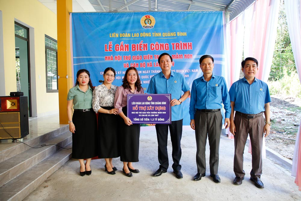 Bàn giao nhà nội trú cho giáo viên và cán bộ đang công tác tại xã Lâm Thủy. Ảnh: Công Sáng