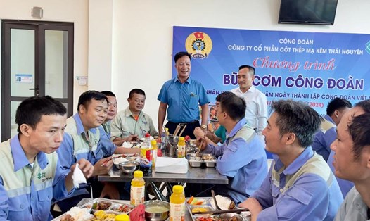 Công đoàn cơ sở tại tỉnh Thái Nguyên tổ chức “Bữa cơm Công đoàn” nhằm chăm lo thiết thực cho đoàn viên, người lao động. Ảnh: Công đoàn Thái Nguyên