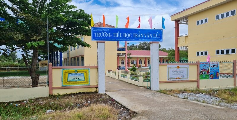 A primary school in Hong Dan district, Bac Lieu province, is transparent about its fees at the beginning of the new school year. Photo: Nhat Ho