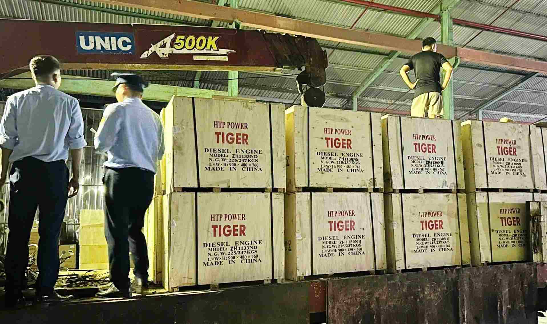 Market Management Team No. 5 conducts an inspection for signs of trademark infringement at H.T.P. Company Limited. Photo: An Thuong