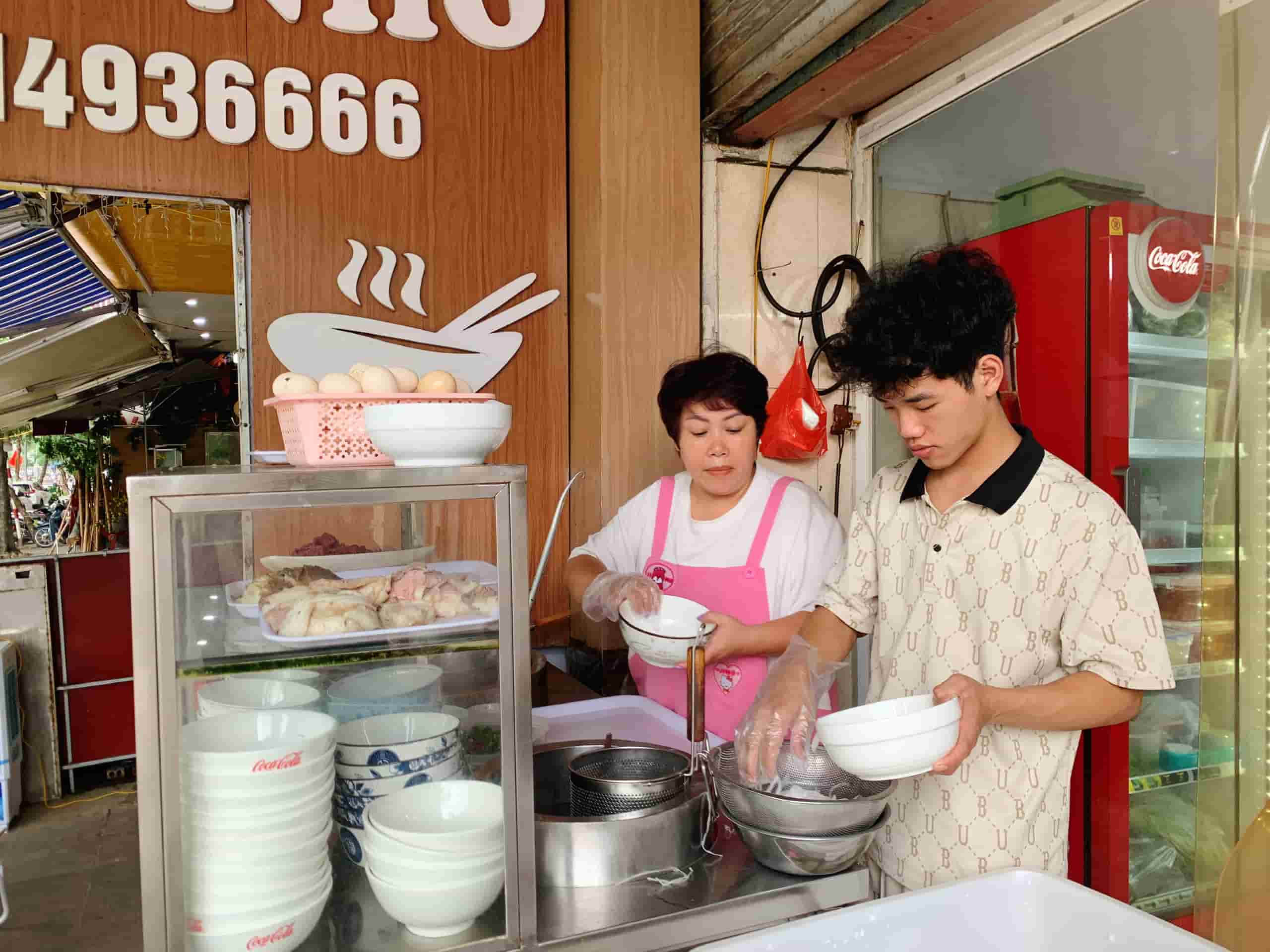 Chu quan va nhan vien phuc vu pho cho thuc khach. Anh: Hai Ly