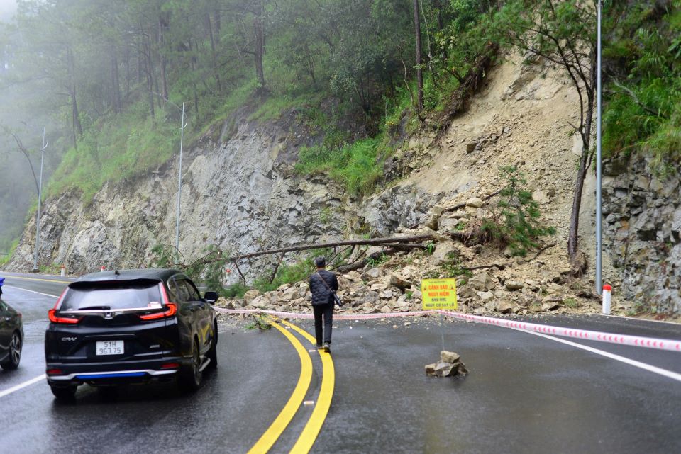 Scene of the landslide on Prenn Pass. Photo: Bao Lam