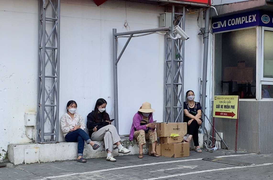 People lined up to buy plain gold rings but the store did not accept customers because it was out of stock. Photo: Phuong Anh