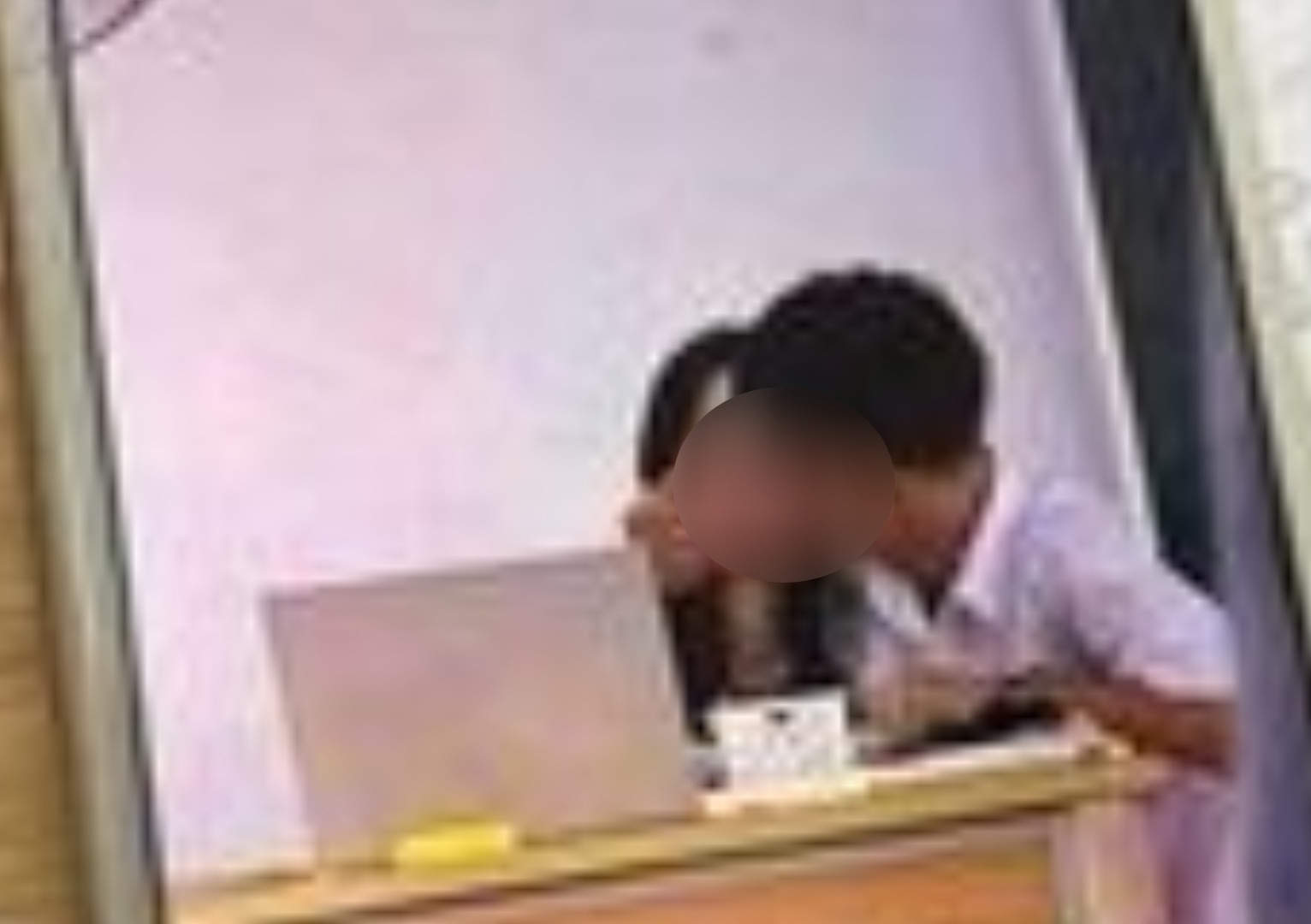 Hình ảnh nữ giáo viên và nam học sinh có cử chỉ thân mật tại Trường THPT Thạch Bàn (quận Long Biên, Hà Nội) đang lan truyền trên mạng xã hội.