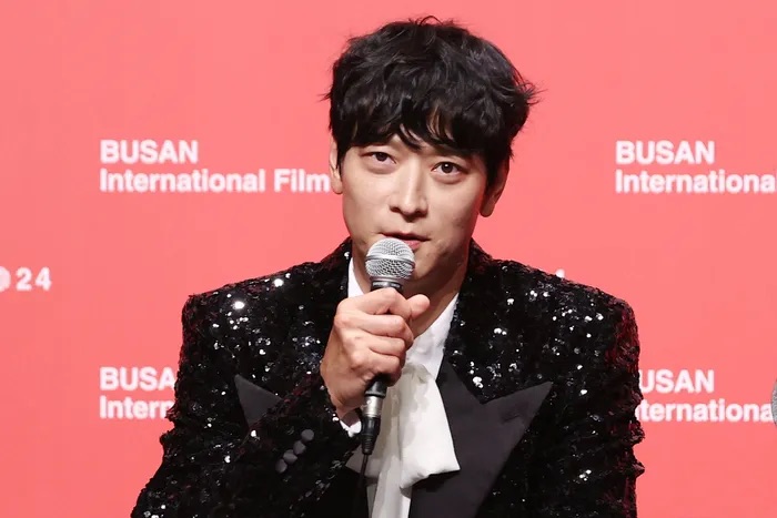 Kang Dong Won - nam chính phim “Uprising” của Netflix tại khai mạc Liên hoan phim quốc tế Busan 2024. Ảnh: Naver