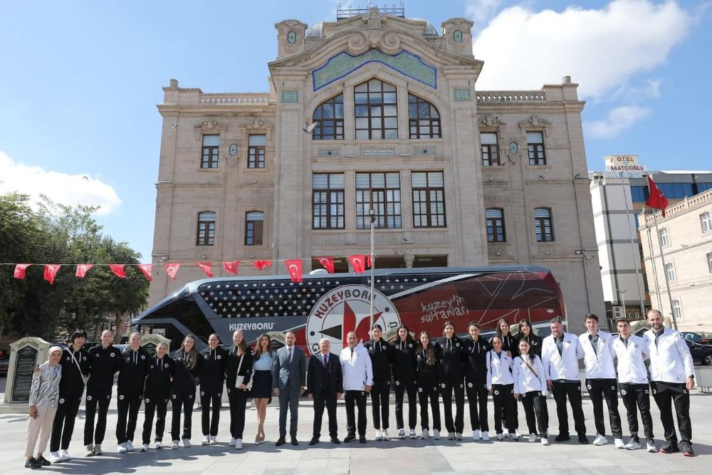 Chủ công Thanh Thúy (thứ 2 từ trái qua) cùng đội bóng Kuzeyboru tại trụ sở chính. Ảnh: Kuzeyboru 