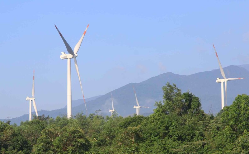 Các trụ tuabin của Nhà máy điện gió Hướng Linh 2. Ảnh: Hưng Thơ