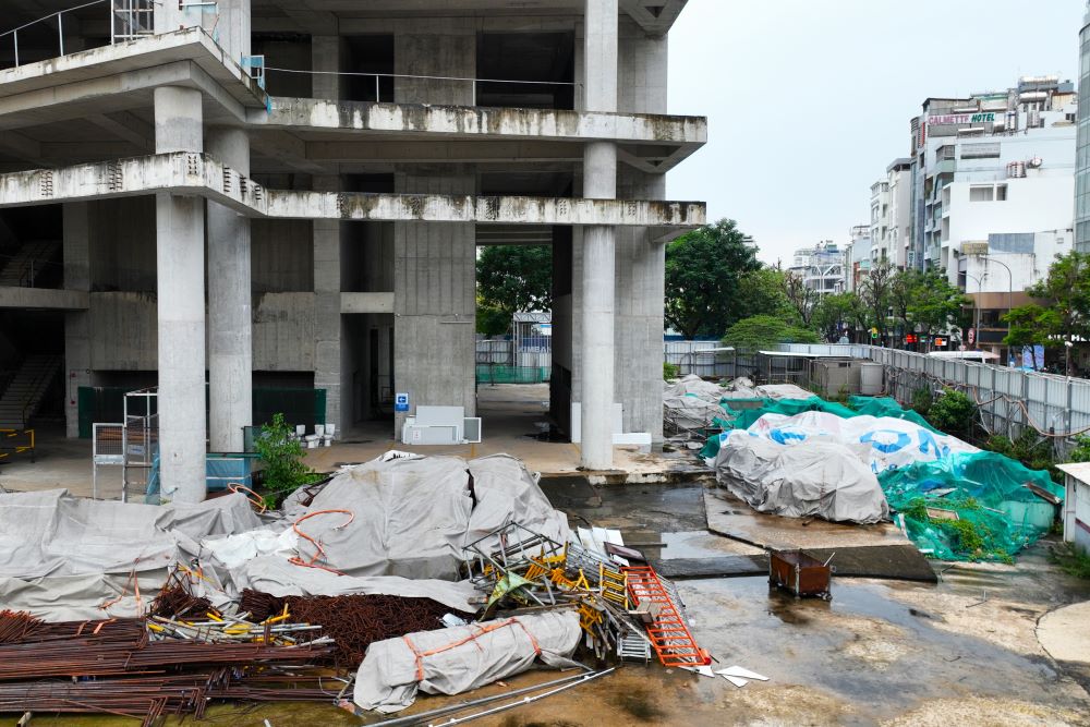 Ghi nhận của Lao Động ngày 3.10, bên trong dự án công trình đang dang dở, không có công nhân làm việc. Nhiều khối bê tông được xây lên rồi bỏ ngang, vật liệu xây dựng ngổn ngang bên trong dự án. Ảnh: Anh Tú