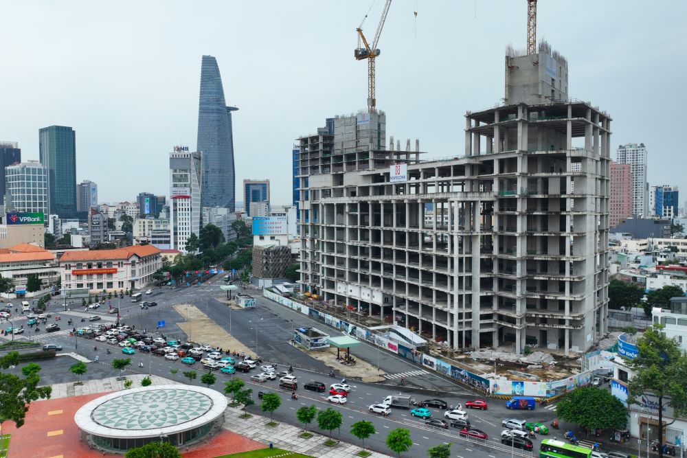 Hơn 10 năm qua dự án này vẫn khối bê tông nằm trơ trọi với nhiều lần thay tên đổi họ. Ảnh: Anh Tú
