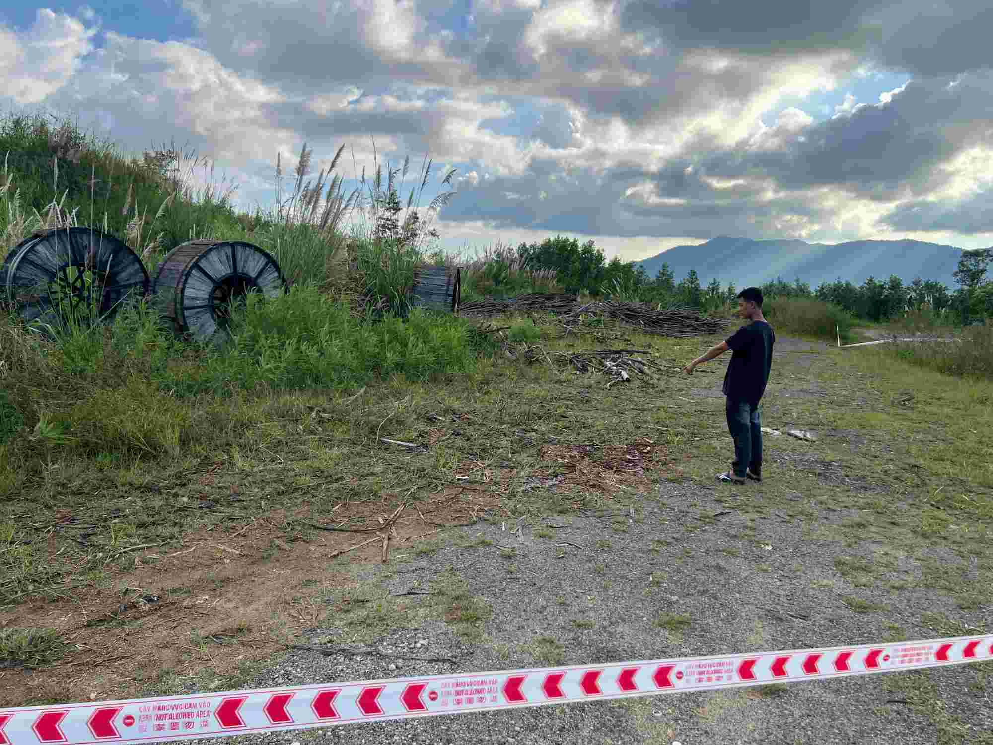 Hiện trường hai đối tượng trộm cắp 3 cuộn dây cáp điện để thi công đường dây 220kV Đắk Lắk - Khánh Hòa. Ảnh: Bảo Trung