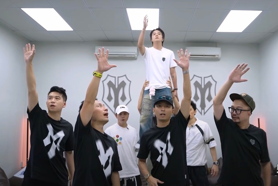 Các anh tài chia sẻ khó khăn khi dựng tiết mục ở Anh trai vượt ngàn chông gai. Ảnh: NSX.