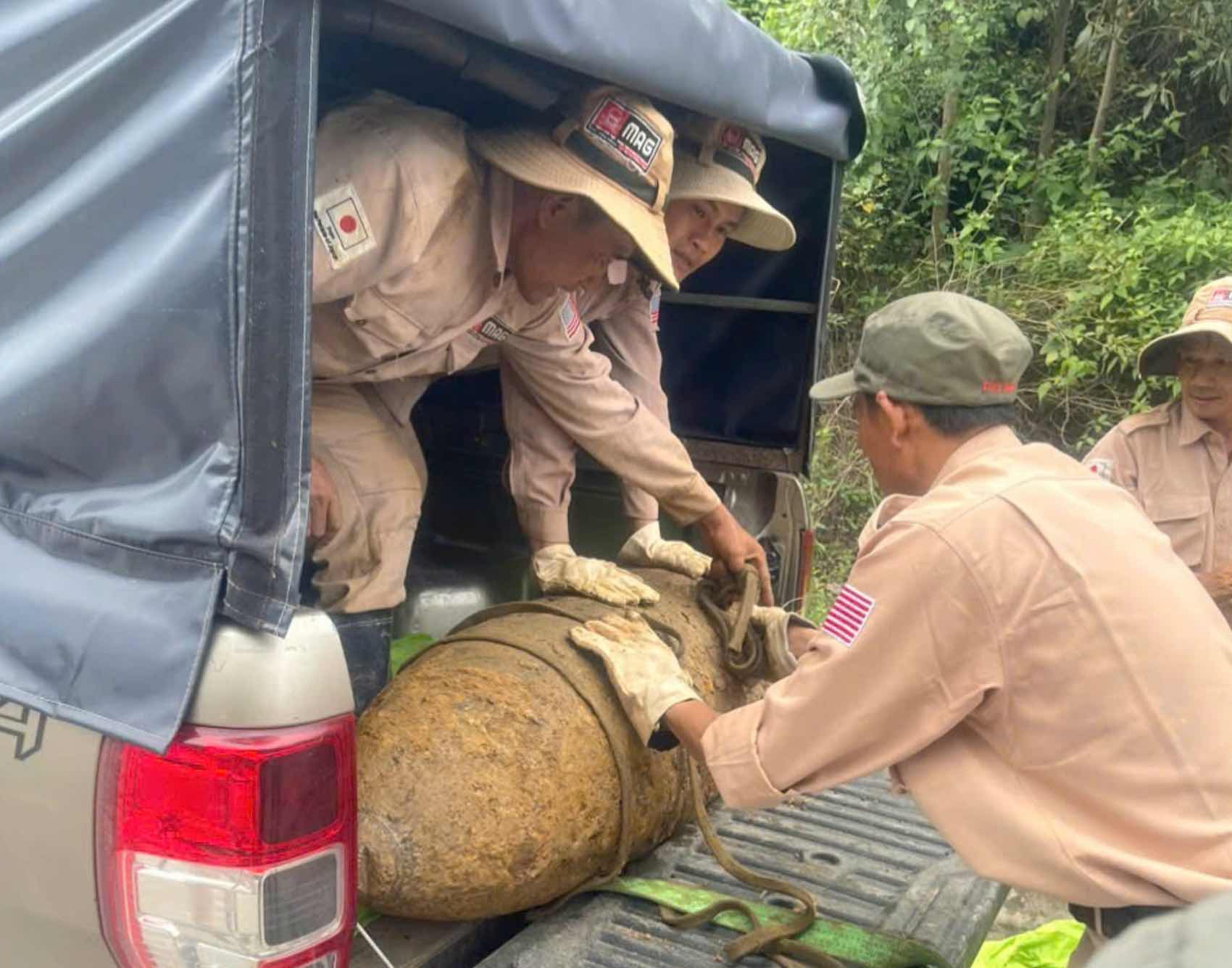 Quả bom nặng 350kg được người dân phát hiện. Ảnh: S. Hoàng