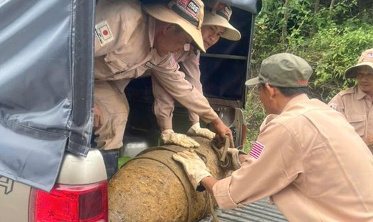 Quả bom nặng 350kg được người dân phát hiện. Ảnh: S. Hoàng