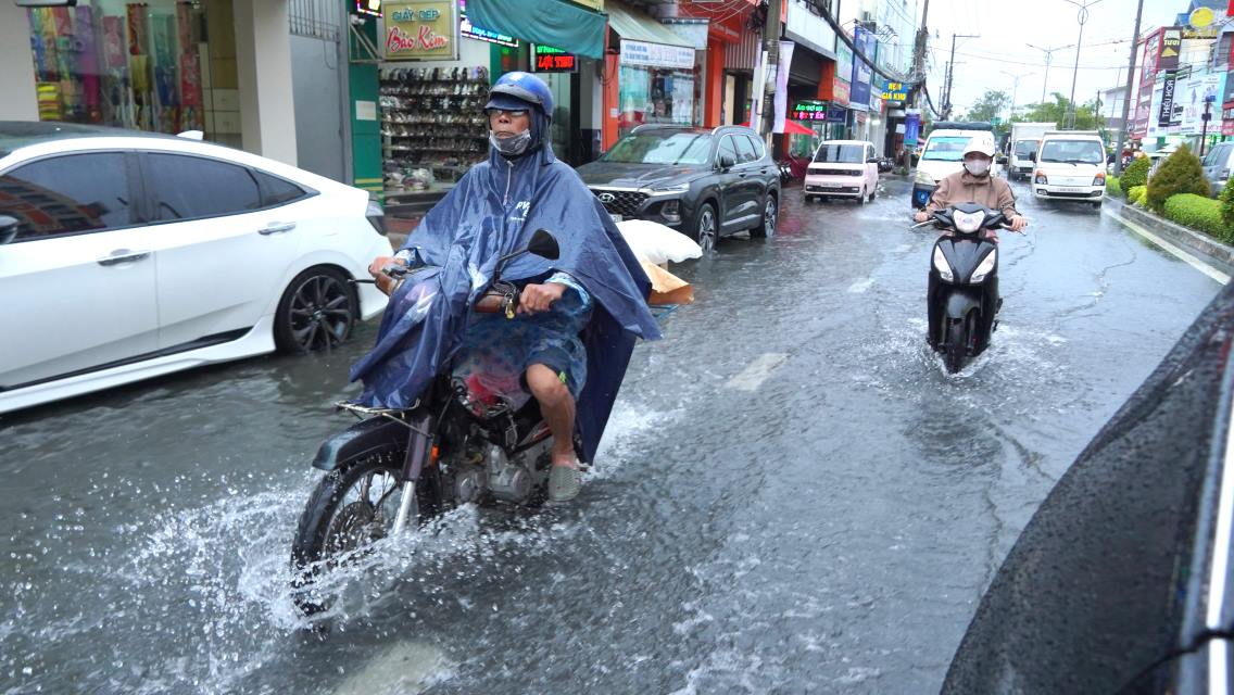 Anh Nguyen Van Men (ngu phuong 5, TP Ca Mau) chia se: “Mua lon nuoc ngap thuong xuyen xay ra khu vuc noi o TP Ca Mau, co the do he thong cong thoat nuoc chua duoc dong bo, cac mieng cong bi nghet, mua vao gio tan tam nen luu luong phuong tien tham gia dong, nhieu nguoi phai chon di duong vong neu khong muon cho nuoc rut“.