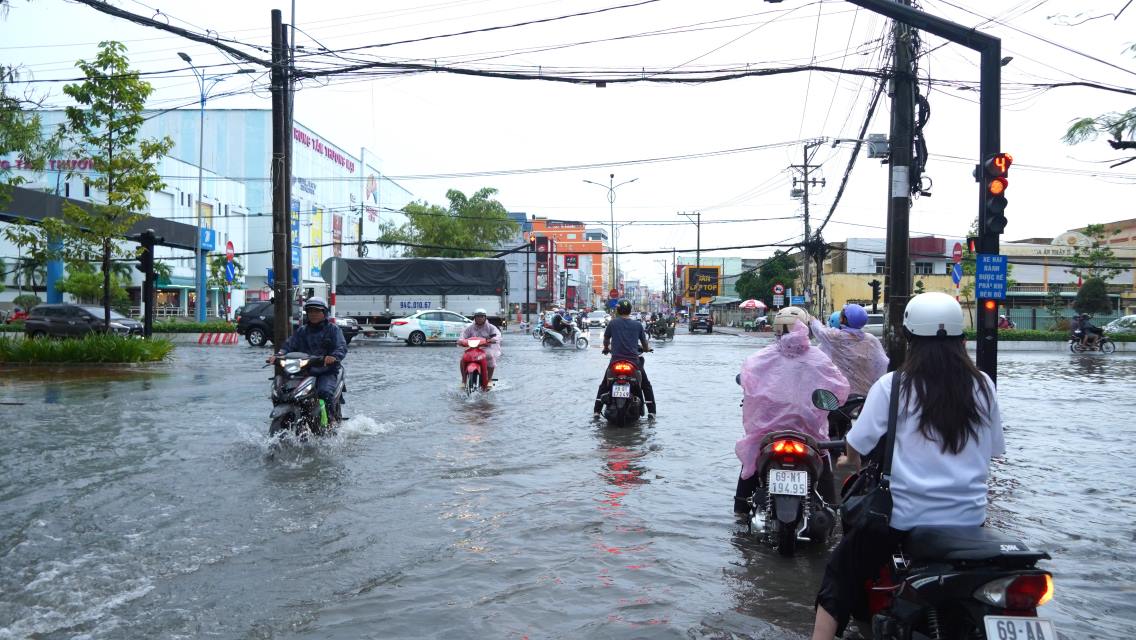 Qua khao sat tren dia ban TP Ca Mau, co quan chuc nang danh gia, de xuat dau tu xay dung cai tao he thong thoat nuoc tren dia ban thanh pho gom 24 vi tri tren cac tuyen duong tren dia ban cac phuong: 1, 5, 6, 9… voi tong muc dau tu hon 6 ti dong, hien du an dang duoc nha thau thi cong trien khai thuc hien.