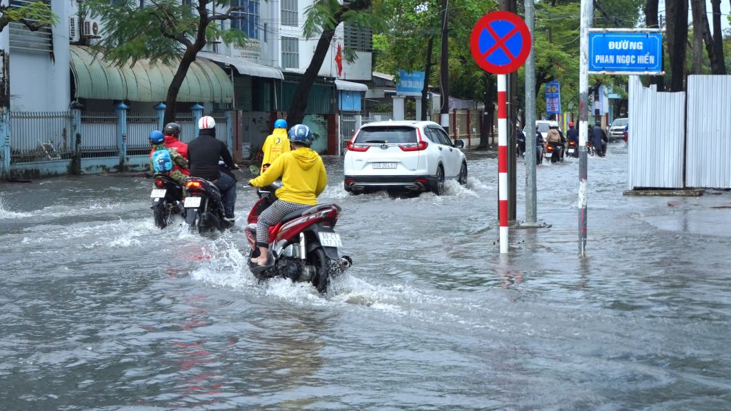 Nhat la cac tuyen duong, nhu: Tran Hung Dao, Bui Thi Truong, Ly Thuong Kiet, Dinh Tien Hoang, Phan Ngoc Hien, Hung Vuong, Nguyen Tat Thanh, Le Loi, Hoang Dieu, De Tham… co noi ngap sau hon 40cm (nhu: nut giao Tran Hung Dao – Phan Ngoc Hien, khu vuc cong vao Nha Thieu nhi tinh Ca Mau…), giao thong qua khu vuc kho khan, cuoc song sinh hoat cua nguoi dan duong nhu bi dao lon.