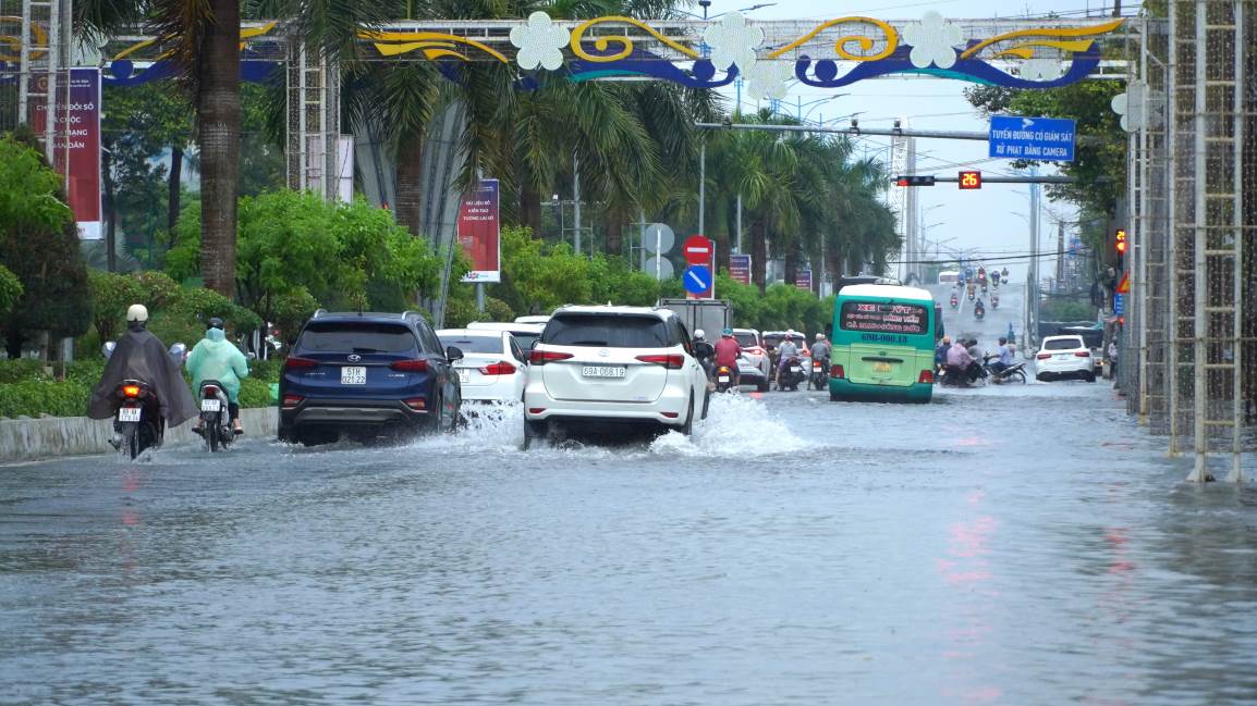 Dong thoi, thanh pho da can doi nguon von dau tu nang cap he thong thoat nuoc Kenh 16, cai tao cac cua xa, dau noi doan chua thong khu vuc cac phuong 5, 6, 7, 8, voi tong muc dau tu tren 40,3 ti dong (gom 4 cong trinh: nang cap tuyen kenh 16; cai tao cua xa khu vuc phuong 5, phuong 6; nang cap he thong thoat nuoc duong Hung Vuong, Ly Thuong Kiet; cai tao cua he thong thoat nuoc khu vuc phuong 8).