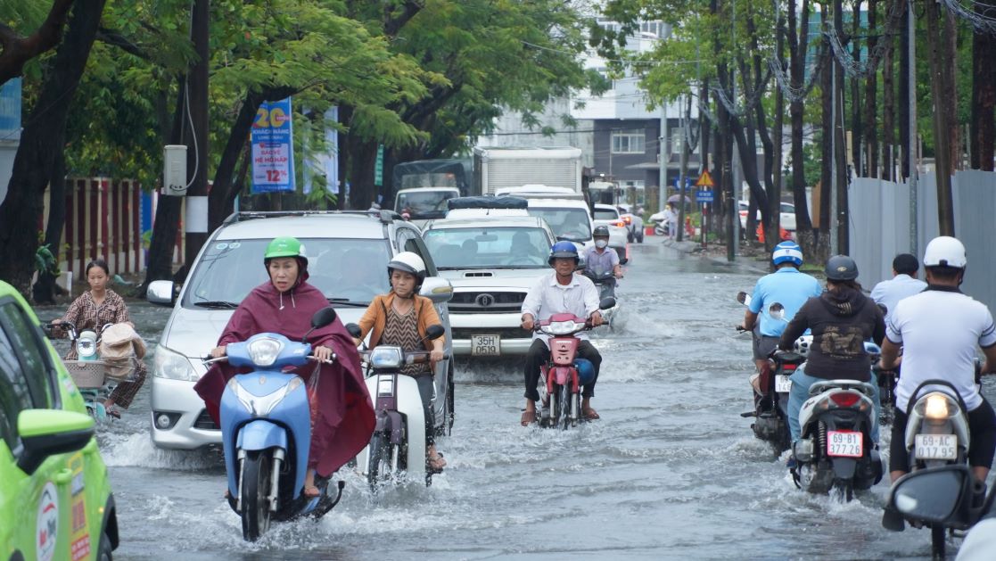 Ghi nhan cua phong vien Bao Lao Dong, khoang 15h30 ngay 3.10, tren dia ban TP Ca Mau xuat hien con mua lon keo dai, khien cho nhieu tuyen duong khu vuc noi o thanh pho bi ngap sau, co noi ngap gan het banh xe may.