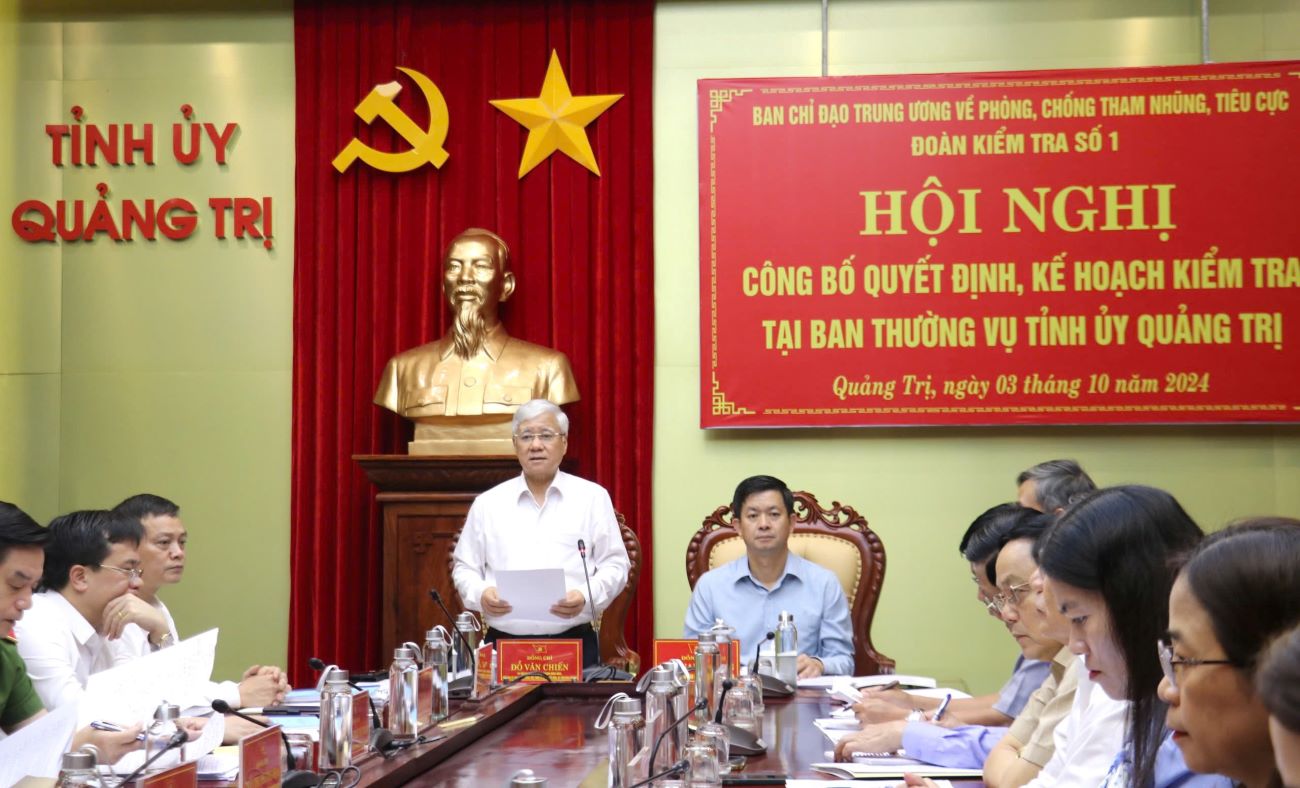 The Central Steering Committee on anti-corruption and anti-negativity works with the Standing Committee of the Quang Tri Provincial Party Committee. Photo: H.Nguyen.