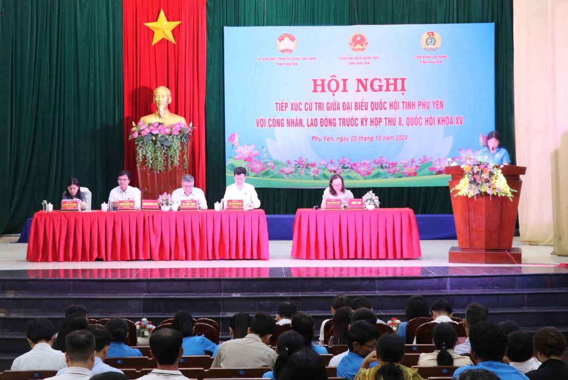Đoàn Đại biểu Quốc hội tỉnh Phú Yên phối hợp với LĐLĐ tỉnh tổ chức tiếp xúc cử tri là công nhân, viên chức, người lao động. Ảnh: Phương Thảo