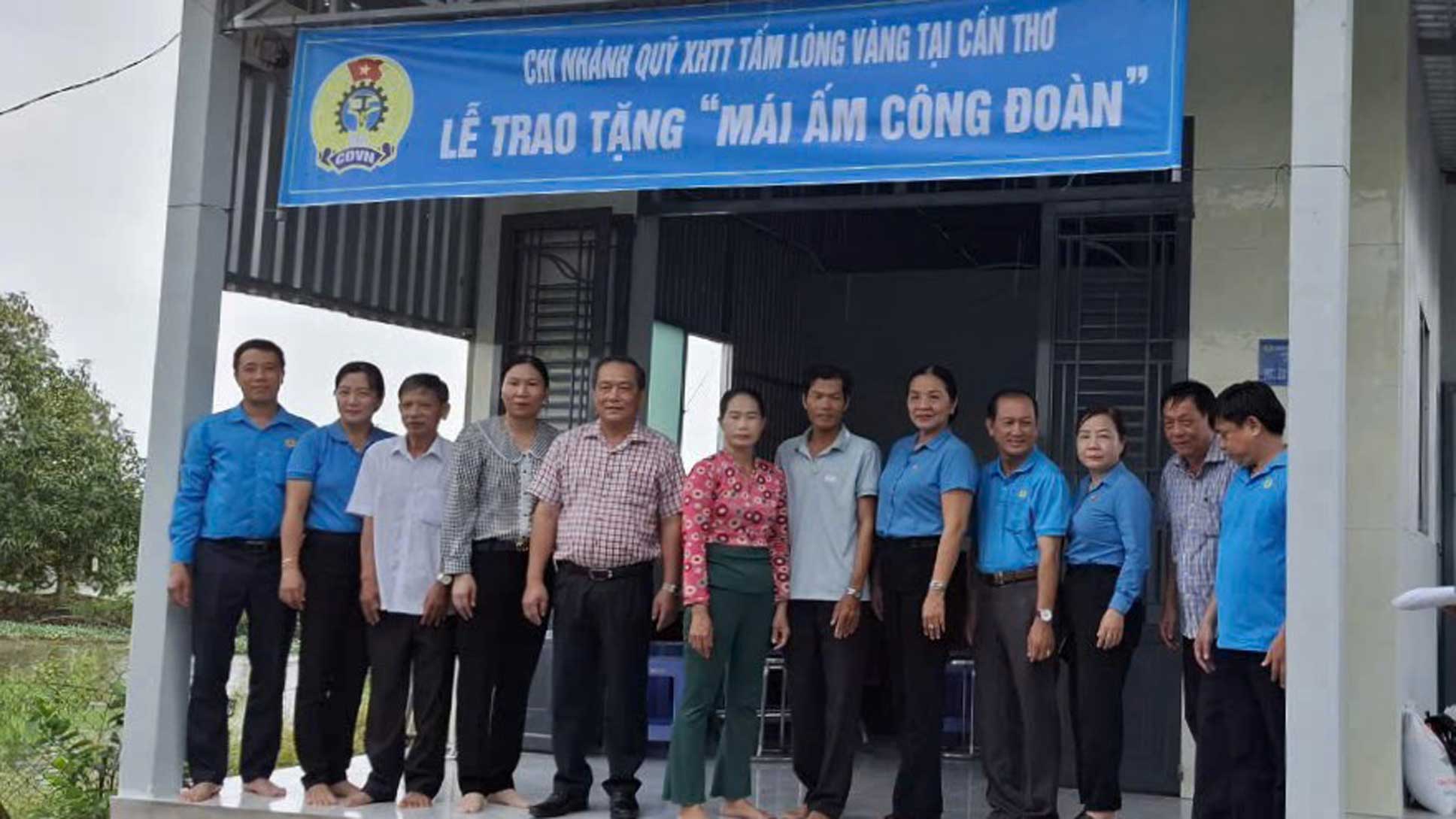 Lễ trao tặng Mái ấm Công đoàn cho đoàn viên Trần Văn Lanh tại huyện Cờ Đỏ (TP Cần Thơ). Ảnh: Đơn vị cung cấp