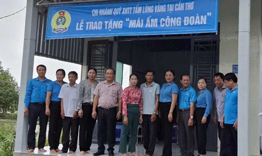 Lễ trao tặng Mái ấm Công đoàn cho đoàn viên Trần Văn Lanh tại huyện Cờ Đỏ (TP Cần Thơ). Ảnh: Đơn vị cung cấp
