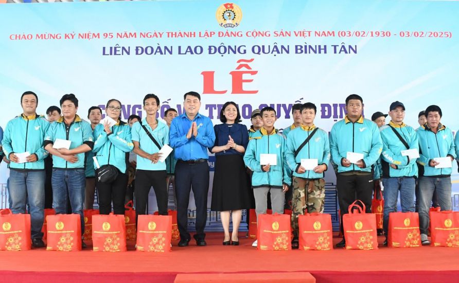 Binh Tan District Labor Union presented gifts worth VND500,000/gift to members of the Binh Tan District Green Technology Vehicle Union who are in difficult circumstances. Photo: Duc Long