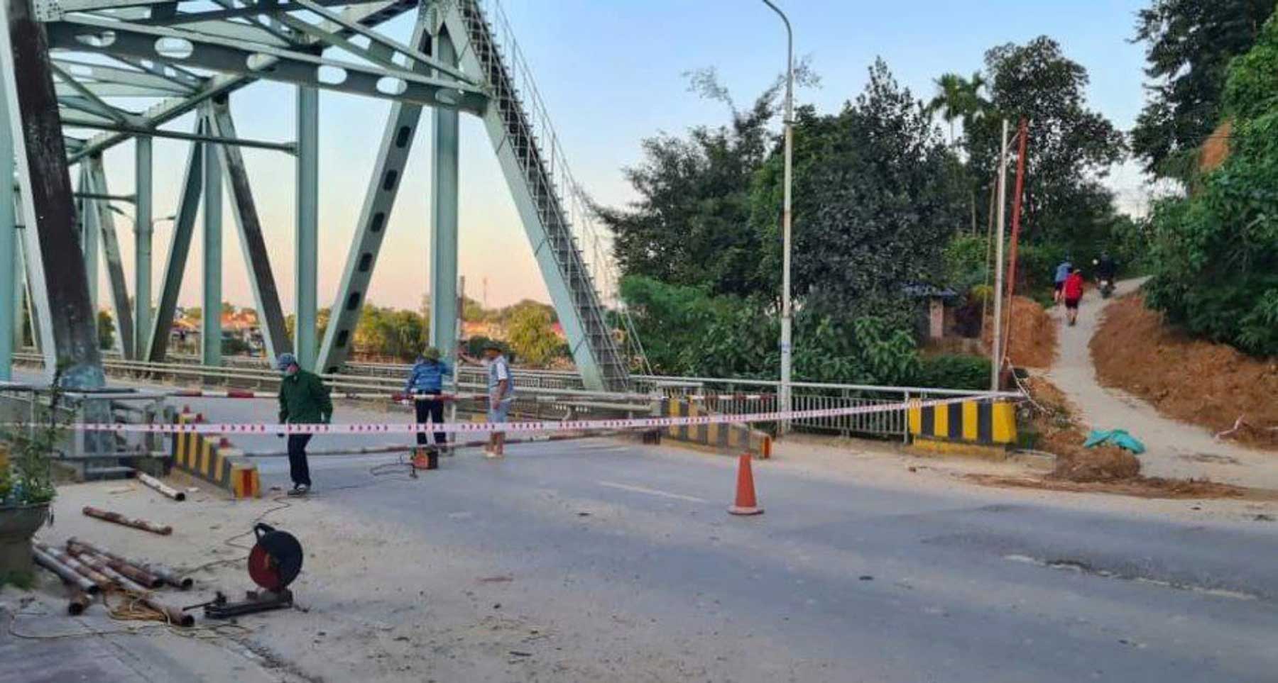 Cam luu thong tren cau Yen Bai. Anh: Nguoi dan cung cap