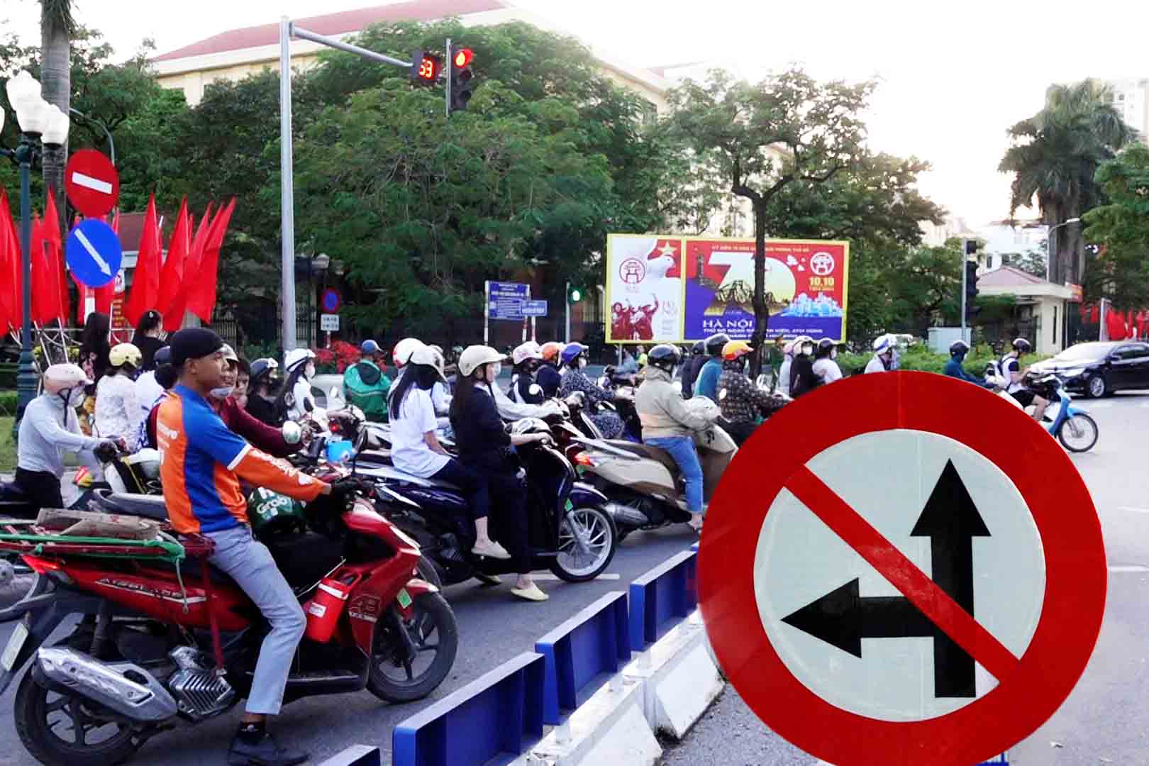 Ngó lơ biển cấm, dân vi phạm nhan nhản tại nút giao ở Hà Nội