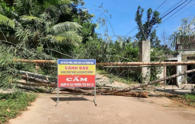 Sau khi xuat hien vet nut tren nui, chinh quyen dia da di doi cac ho dan, cung voi do cam bien canh bao nguy hiem. Anh: Lam Hoang