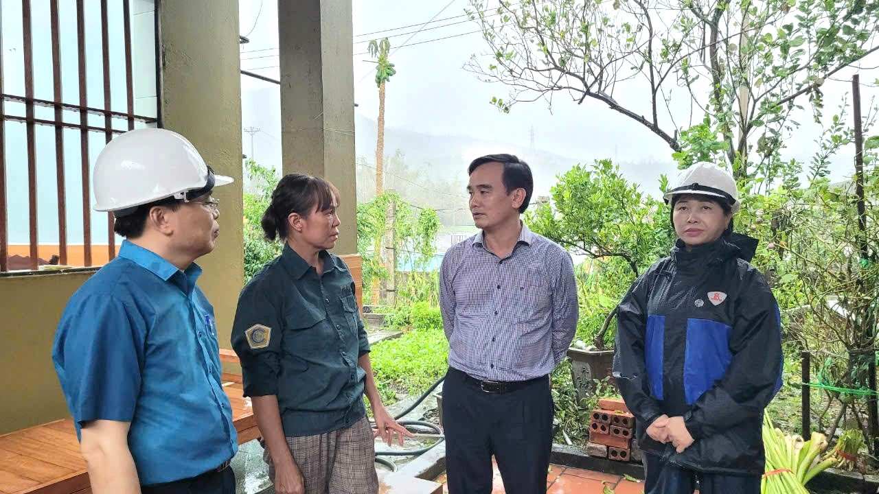 Lãnh đạo Công đoàn TKV thăm các gia đình công nhân bị thiệt hại trong bão số 3. Ảnh: Truyền thông TKV