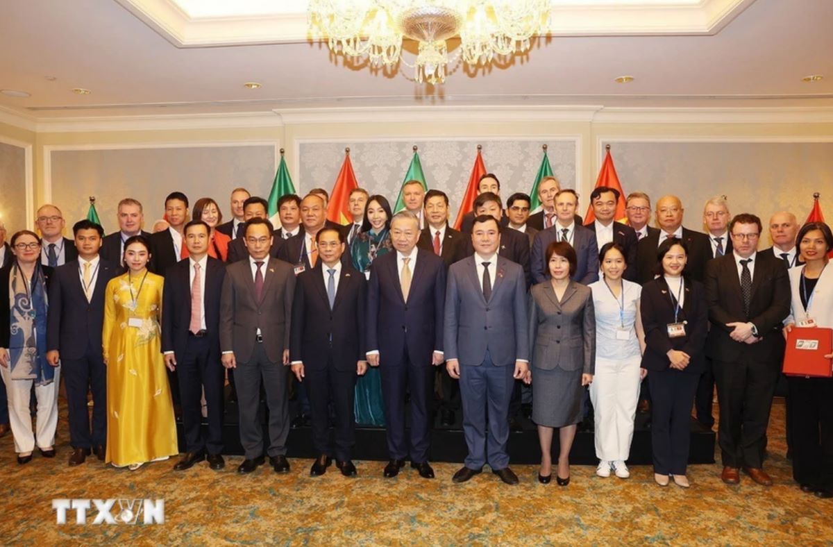 General Secretary and President To Lam takes a photo with delegates. Photo: VNA