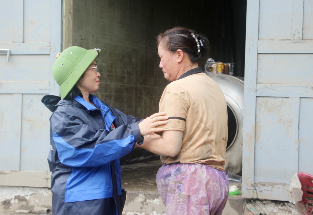 Bà Trịnh Thị Minh Thanh - Phó Bí thư Thường trực Tỉnh ủy Quảng Ninh - chia sẻ khó khăn của người dân khu 5, phường Bắc Sơn (TP Uông Bí). Ảnh: Mạnh Trường