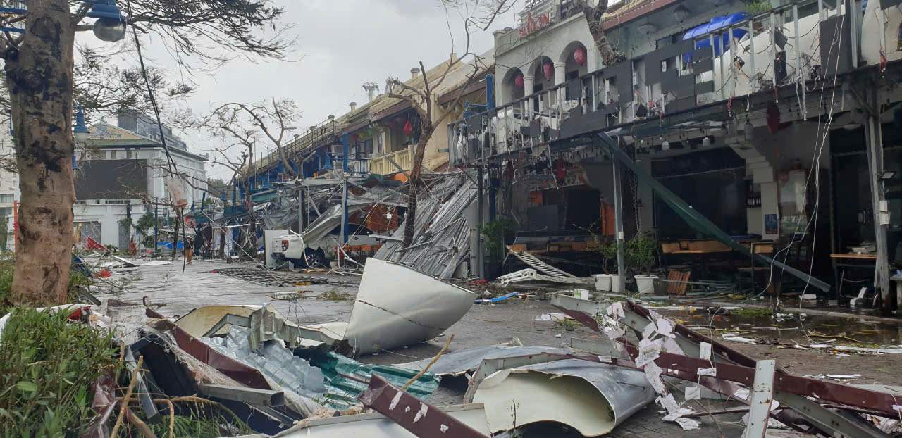 Khu du lịch Bãi Cháy tan hoang sau bão số 3. Ảnh: Nguyễn Hùng