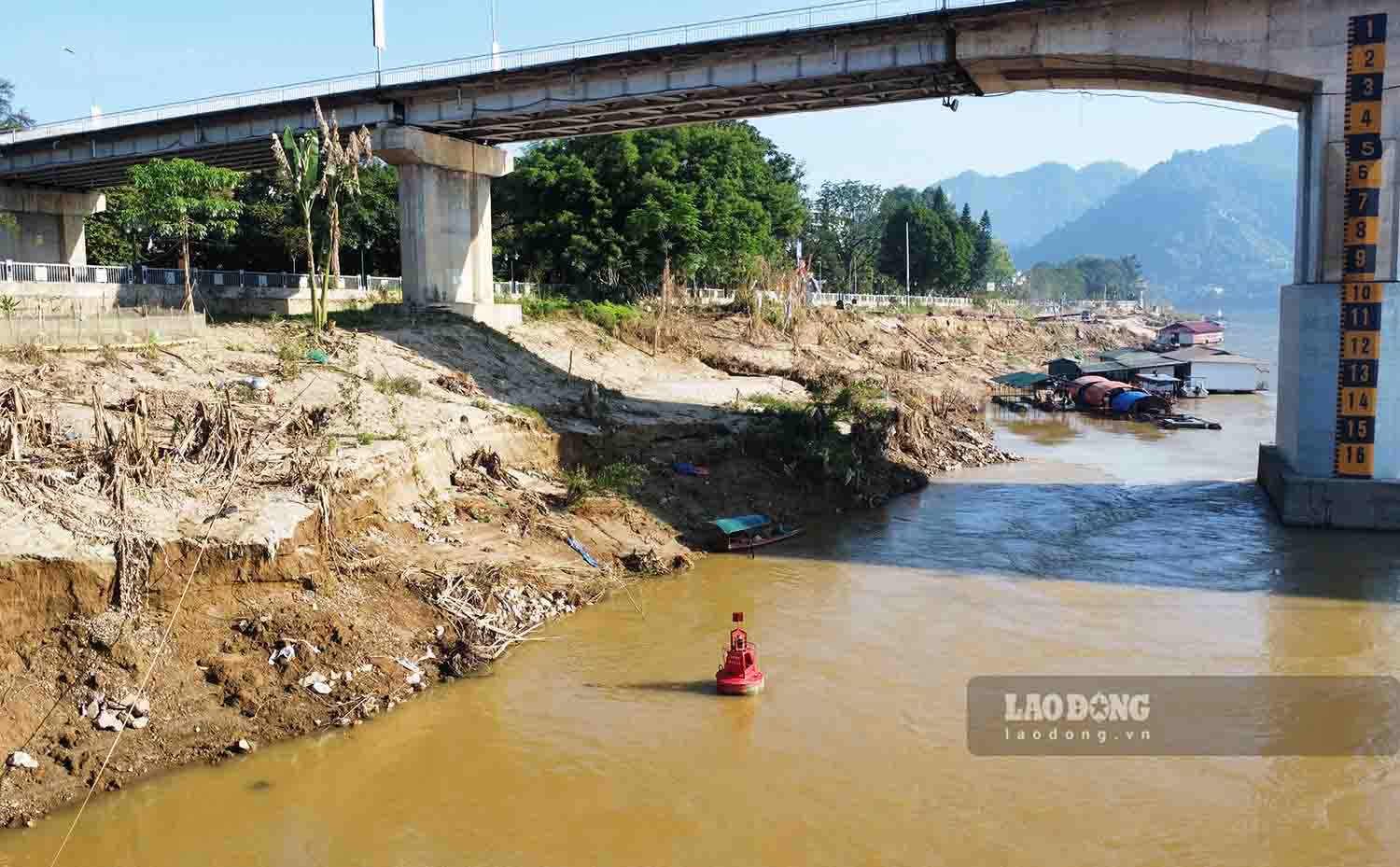 Bo song Lo khu vuc cau Nong Tien xuat hien sat lo sau lu. Anh: Viet Bac.