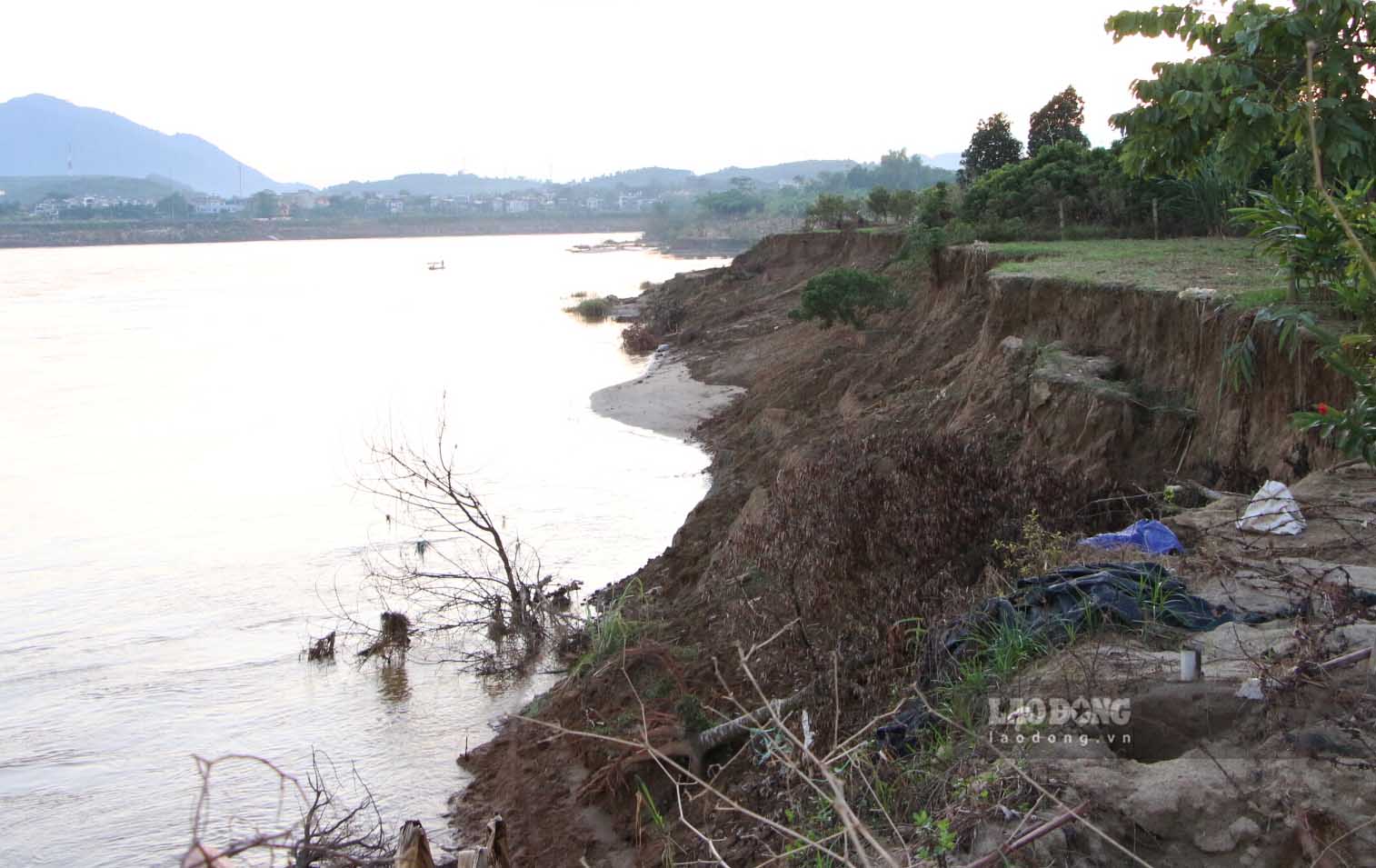 Song Lo chay qua tinh Tuyen Quang dai khoang 145km, doc theo cac huyen Ham Yen, Yen Son, Son Duong deu xuat hien nhieu vi tri sat lo. mat dat nong nghe