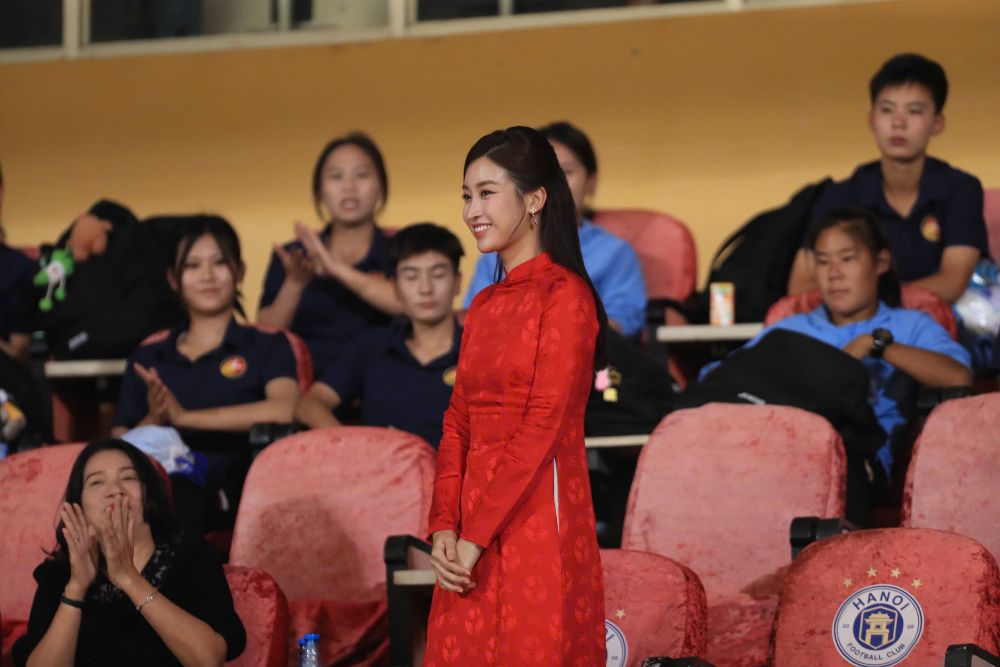Miss Do My Linh at the opening ceremony of the Hanoi International Women's Football Tournament - T&T Group Cup 2024. Photo: Minh Dan