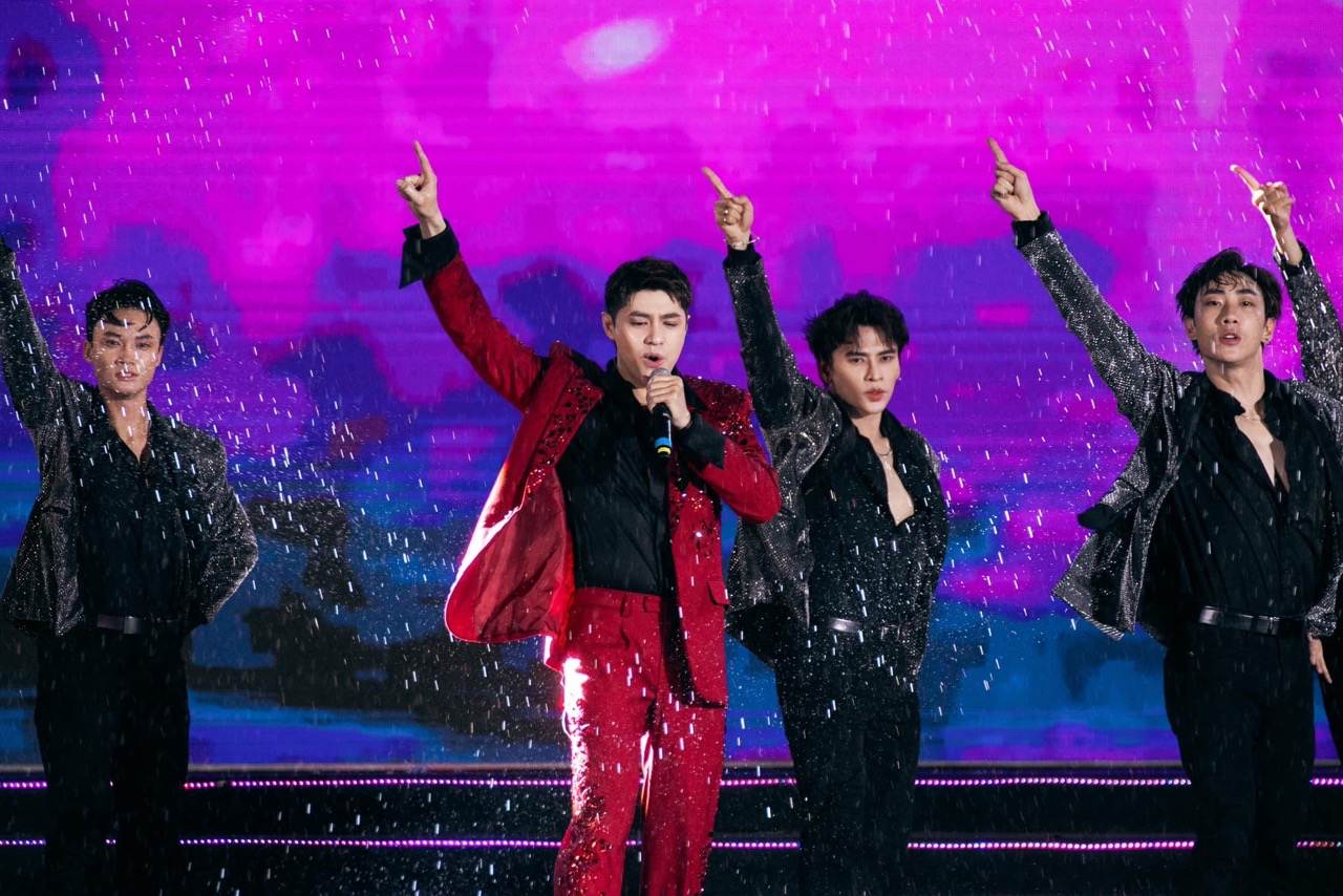 Noo Phuoc Thinh performs at the final round of "Brother Overcoming Thousands of Challenges". Photo: Producer.