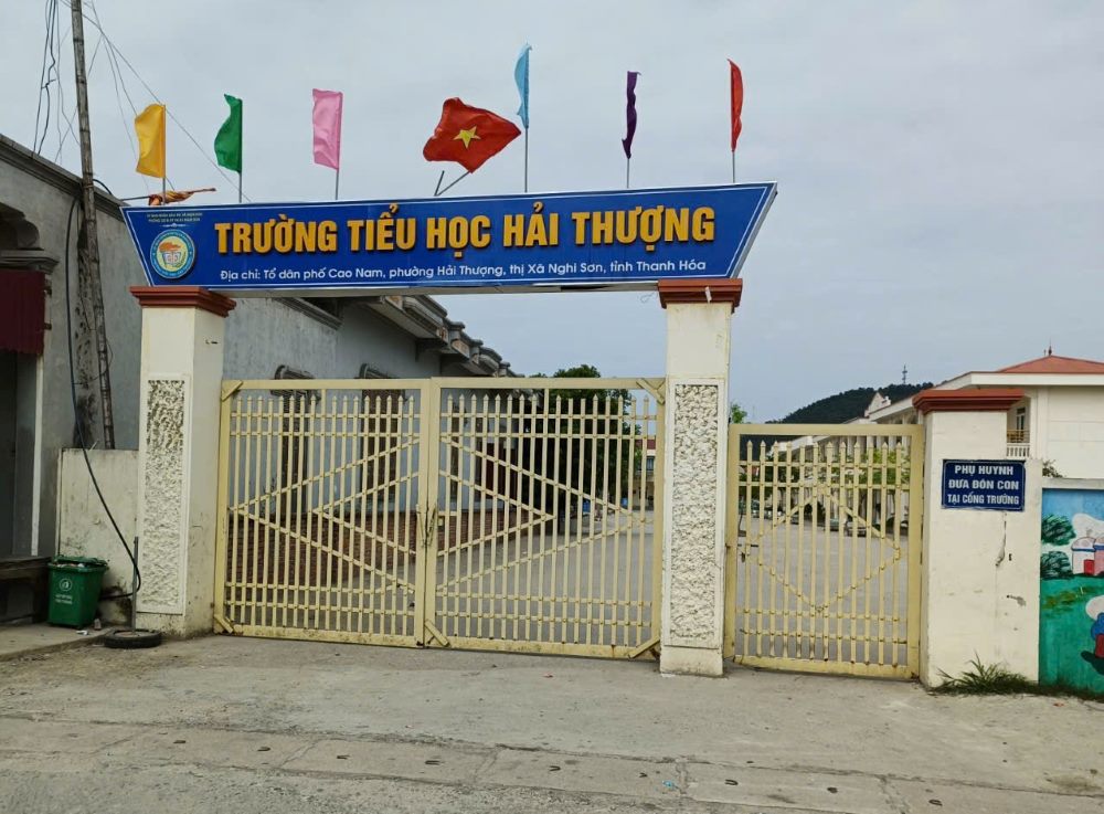 Nhieu phu huynh co con theo hoc tai Truong Tieu hoc Hai Thuong (thi xa Nghi Son, tinh Thanh Hoa) buc xuc ve cac khoan thu dau nam hoc. Anh: Quach Du