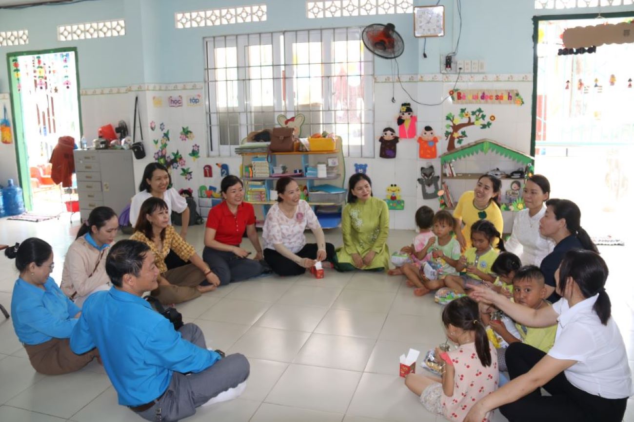 Many preschool teachers are happy with the proposal to retire 5 years early under the draft Law on Teachers to be discussed at the 8th session of the 15th National Assembly. Photo: Phuong Linh