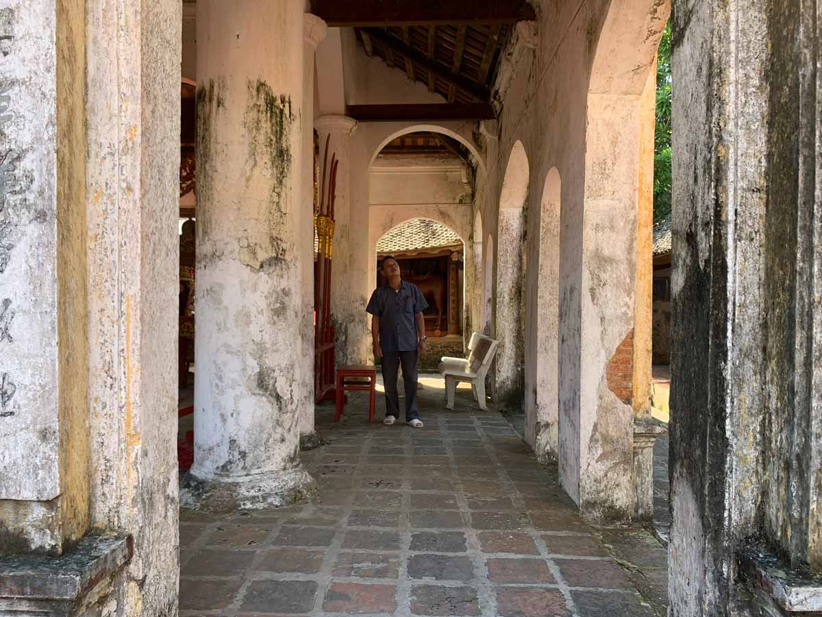 Many years without renovation, the wall is cracked and peeling. Photo: Ha Vi