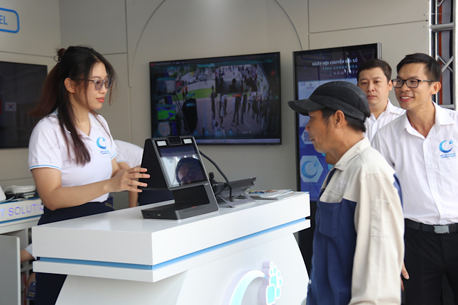Người dân Khánh Hòa trải nghiệm công nghệ nhận diện khuôn mặt tại ngày hội công nghệ số. Ảnh: Phương Linh